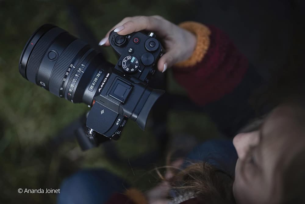 Sony ILCE-7CR | α 61.0 MP compact Full-Frame Camera  - Silver with Sony FE 20-70mm SEL2070G F4 G (DISPLAY UNITS) - Modern Electronics