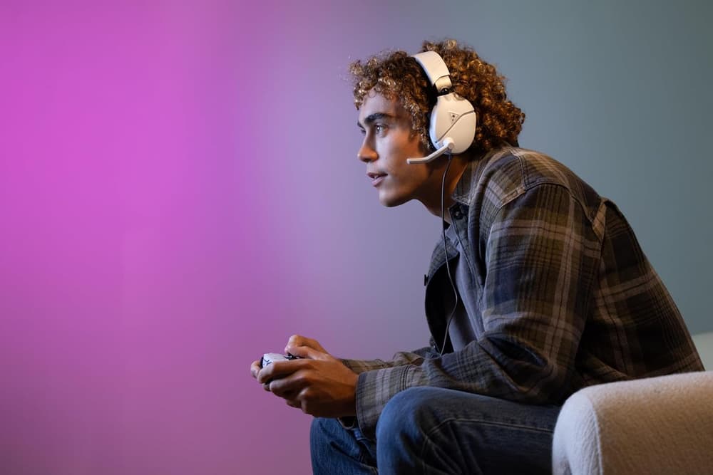 تيرتل بيتش سماعة راس للالعاب متعددة المنصات من ريكون 70 لاجهزة PS5 وPS4 وXbox Series X|S One ونينتندو سويتش والكمبيوتر والجوال مع اتصال سلكي 3.5 ملم وميكروفون قابل للطي لكتم الصوت مكبرات صوت 40 ابيض - Modern Electronics